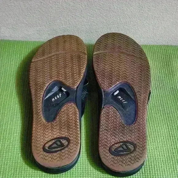 Men's  Reef black, bottle opener  flip flops, size 13 - Picture 6 of 10